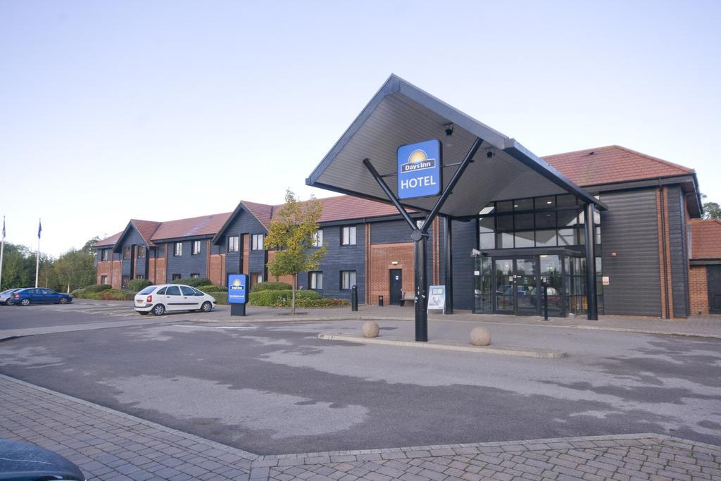 Days Inn Stevenage North Baldock Exterior foto